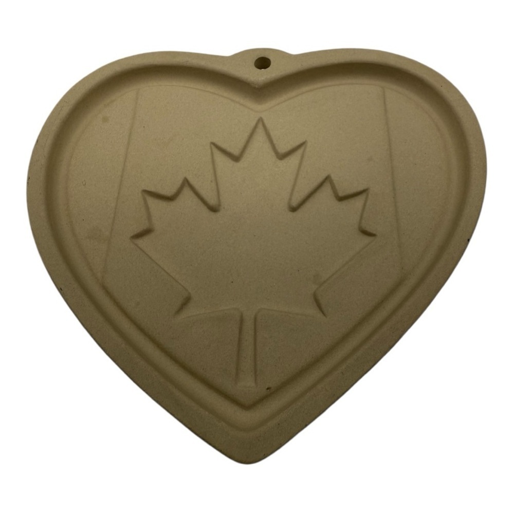 Pampered Chef Vintage Heart Of Canada Stoneware Cookie Mold 2000